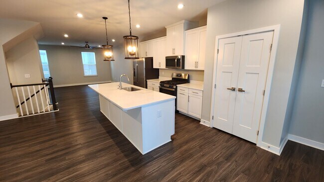 Building Photo - Laurel Creek Reserve- 2.5 Miles from Downt...