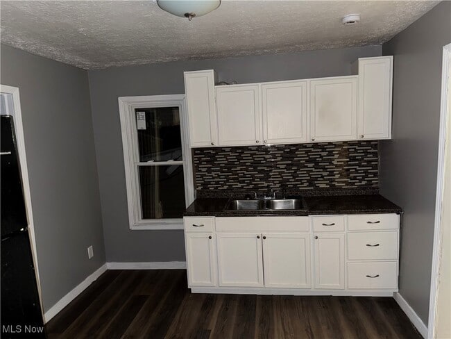 Building Photo - 371 Beth St