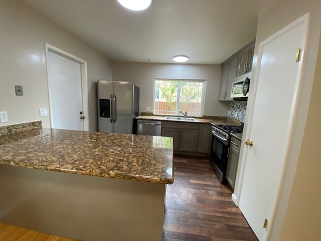 Foto del edificio - ~Super Cute 3 Bed/ 1 Bath House in Rohnert...