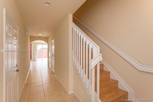 Building Photo - 219 Las Brisas Cir