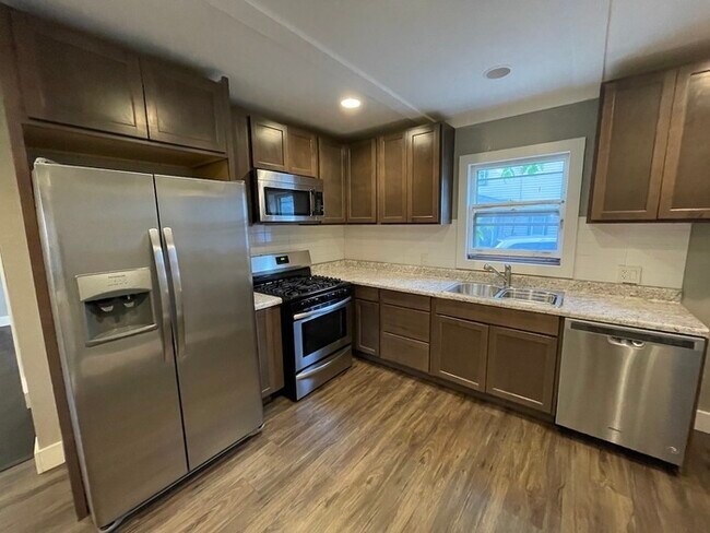 Foto del edificio - NW Side Four Bedroom 2 Bathroom  Close to ...
