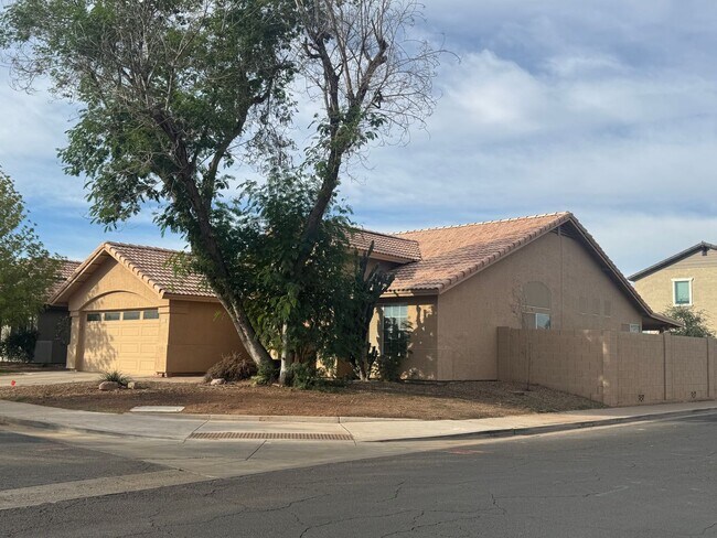 Building Photo - 4 bedroom house in Madera Parc