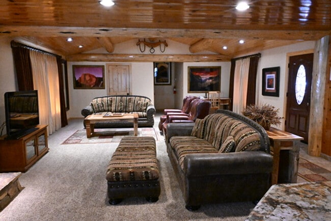 Foto del edificio - 8033 Larkspur Ln