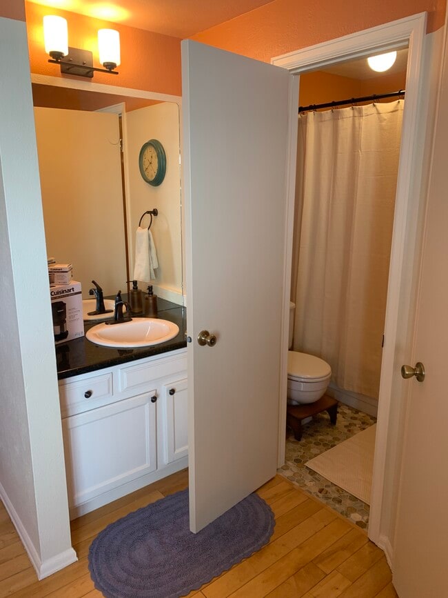 Baño completo con granito, azulejos y bidé. - 356 S Taft Ct