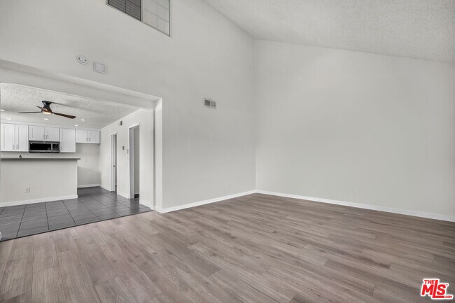 Foto del edificio - 7343 Comstock Ave
