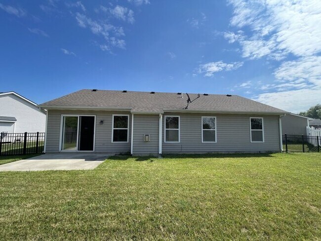 Building Photo - 3 Bed 2 Bath Ranch with 2 car garage in aw...
