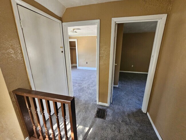 Foto del edificio - 3 bedroom home with fenced yard