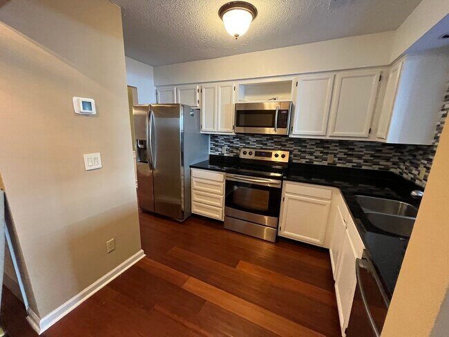 Cocina completa con electrodomésticos de primera calidad. - 830 44th Ave N