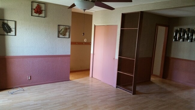 Building Photo - Great 3BR, 1BTH, 1 car att gar, ranch styl...
