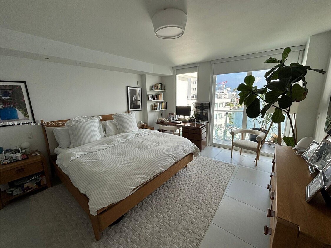 Foto principal - 9821 E Bay Harbor Dr
