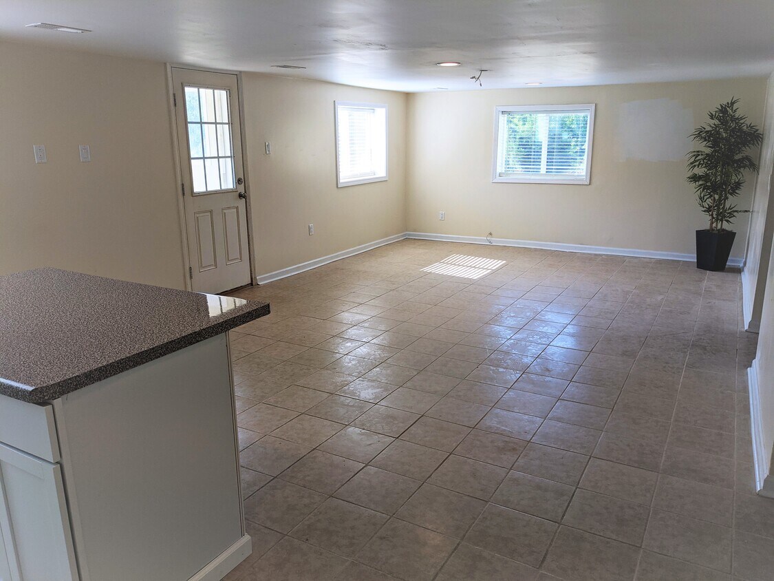 Large Living - 295 Ooga Ooga Ln
