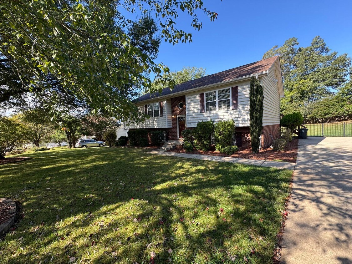 Primary Photo - Charming 3 Bedroom Home off Lakeside Drive