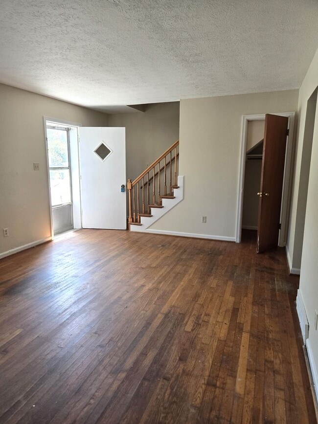 Foto del edificio - Deep Springs, 2 bedroom duplex, hardwood f...