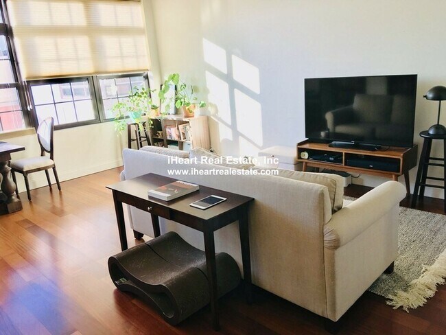 Foto del edificio - Incredible 2 Bed 2 Bath in East Cambridge 9/1