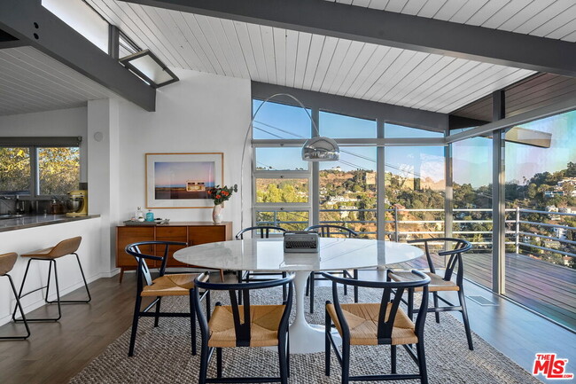 Foto del edificio - 2690 Hollyridge Dr