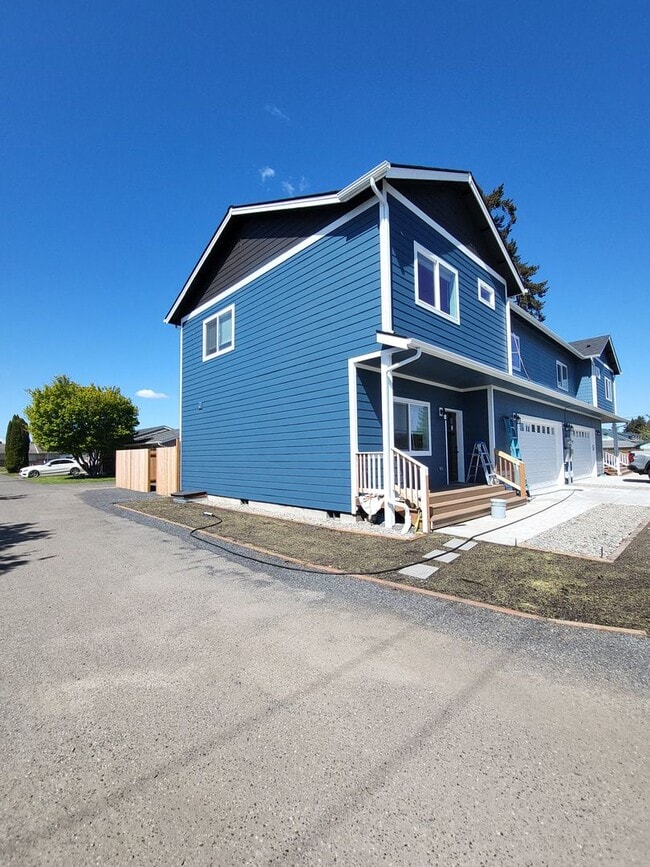 Building Photo - 683 Bryden Ave