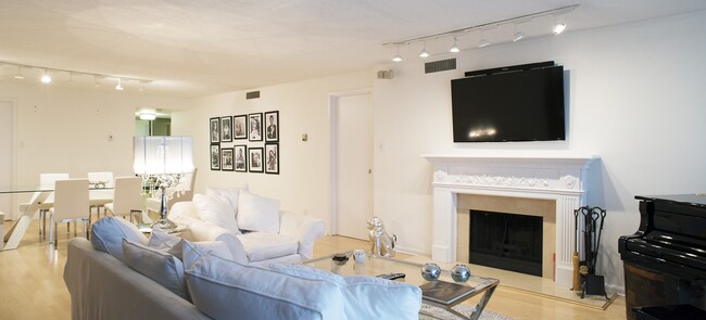 Building Photo - 70 Yorkville Av