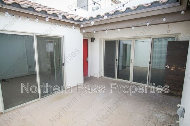 Building Photo - 4200 Camelot Heights Dr