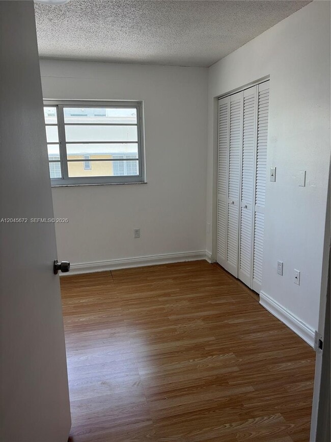 Building Photo - 1150 Collins Ave