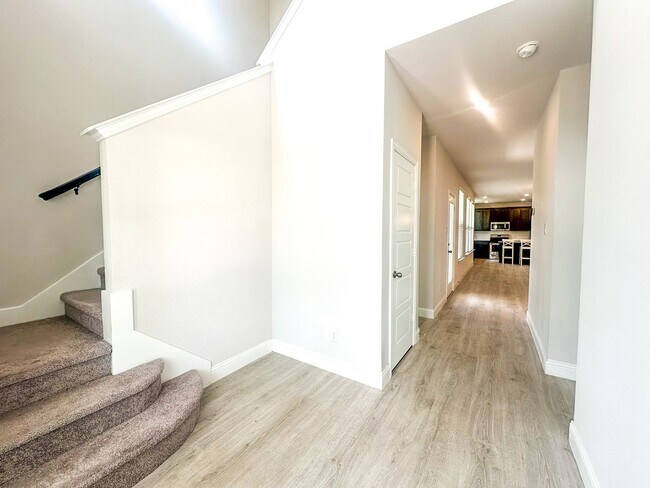 Building Photo - Modern Comfort Meets Prime Location !