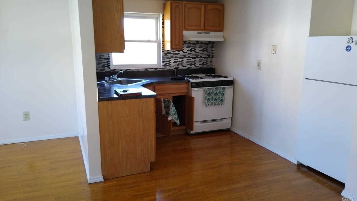 Primary Photo - 161-8-161137 137th Ave