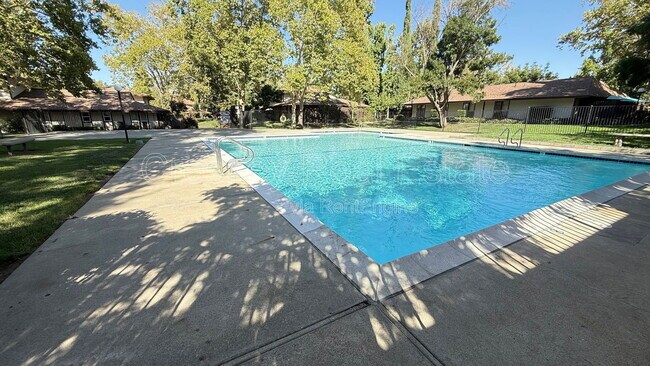 Foto del edificio - 5422 Roundtree Ct