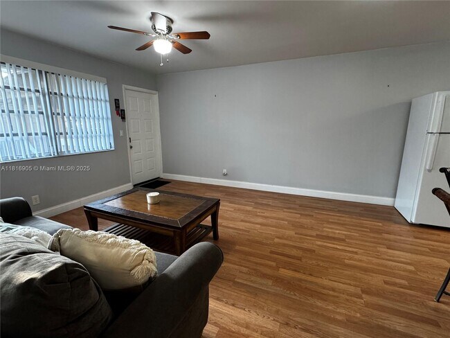 Building Photo - 10052 Twin Lakes Dr