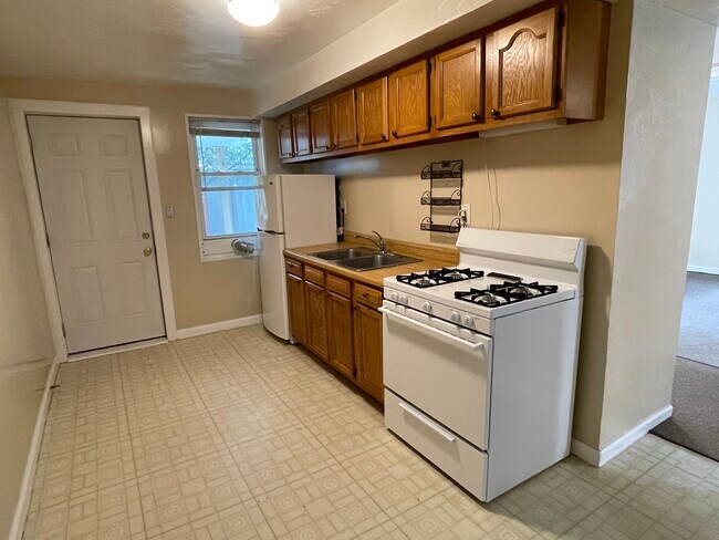 Foto del edificio - 329 Hemlock Dr