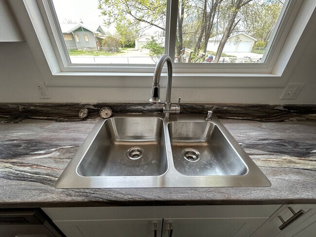 Building Photo - 3 Bedroom 1 Bath Beautiful House with Fenc...