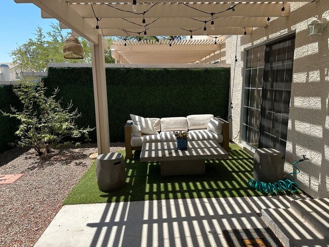 Foto del edificio - Fully Furnished Three Bedroom Spring Valle...