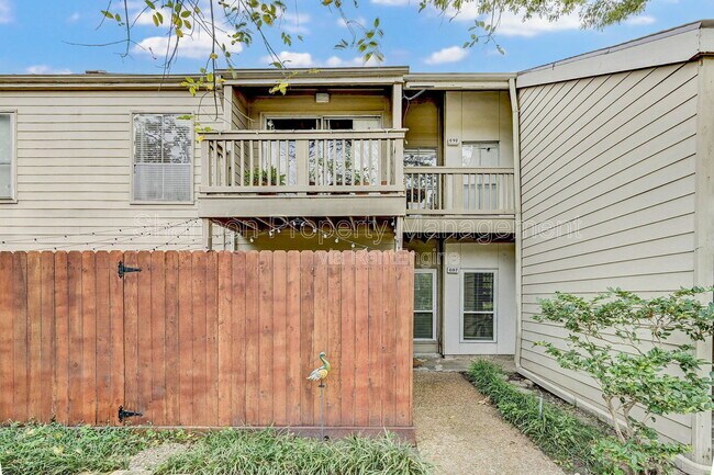 Building Photo - 2100 Tanglewilde St