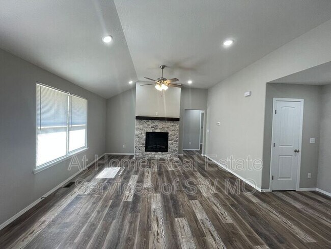 Building Photo - 613 S Southgate Dr