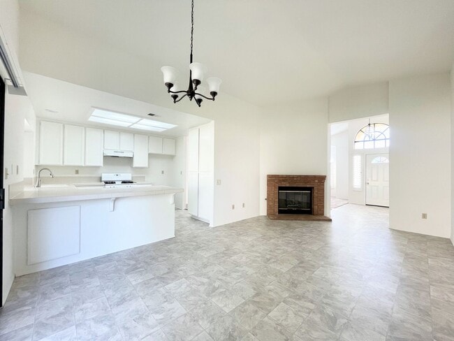 Building Photo - Single Level in Shadowridge w/ A/C!