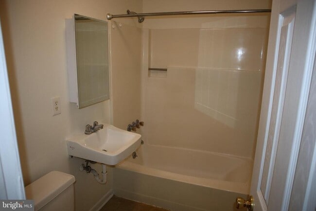 Building Photo - 528 Winder St