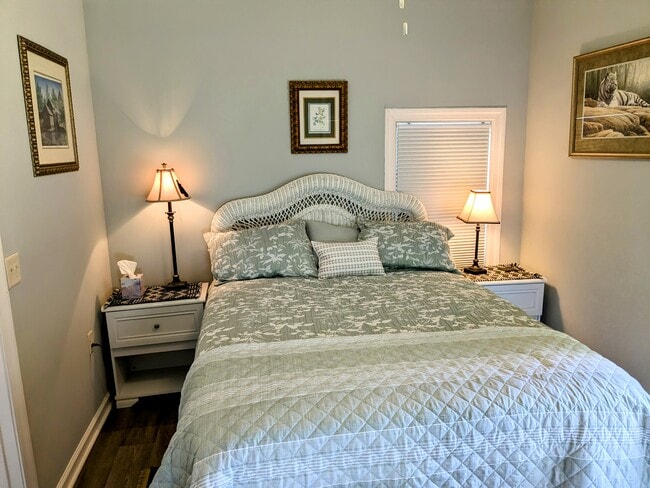 Queen Bed - 1215 Prince St