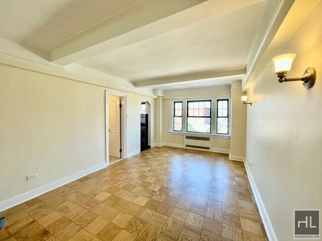 Building Photo - AMAZING STUDIO APARTMENT!! AMAZING DEAL! W...
