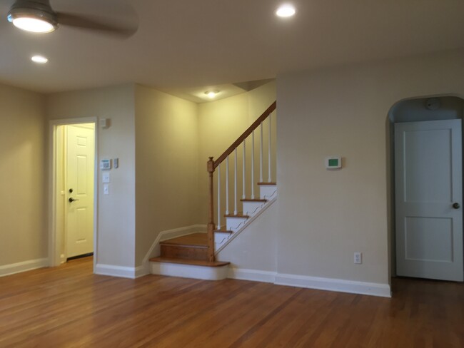 Building Photo - Fully Renovated 3 Bedroom Parkville Townho...