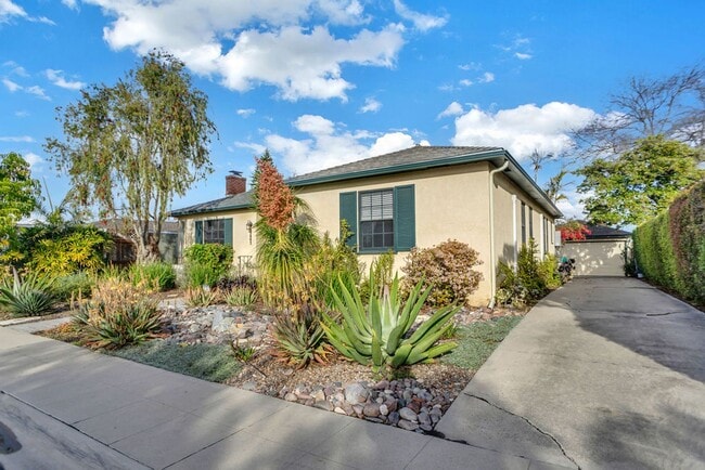Building Photo - Charming Talmadge/Kensington detached home with Canyon views!