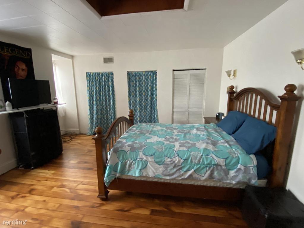 Foto principal - 2228 Sarah St