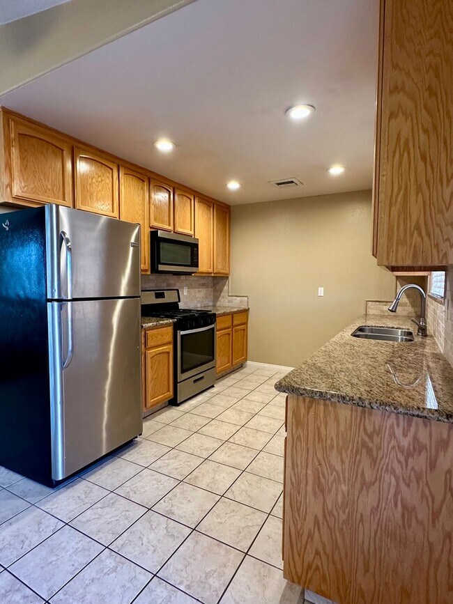 Foto del edificio - AVAILABLE NOW!!