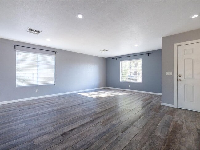 Foto del edificio - Beautiful 3-Bedroom Home with Solar & Turf Backyard