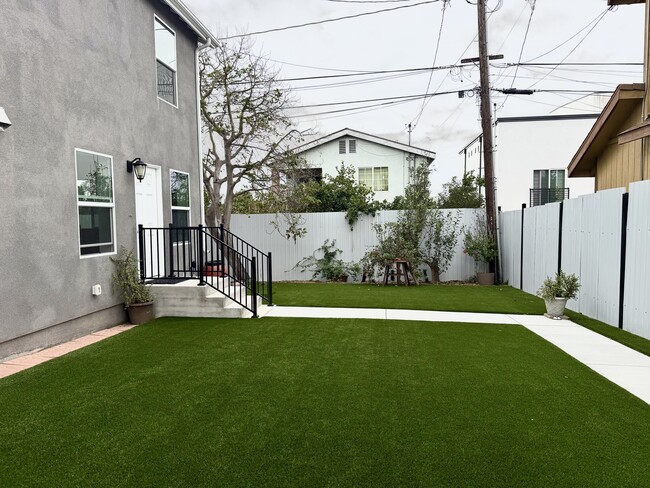 Building Photo - 384 Hargrave St