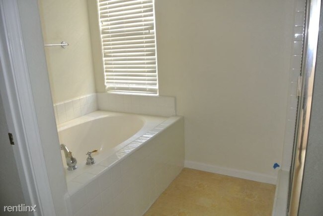 Building Photo - 4 br, 2 bath House - 214 Oak Ave.