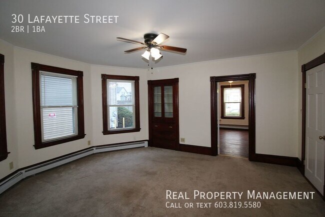 Building Photo - 2 Bedroom Available Now in Rochester NH! *...