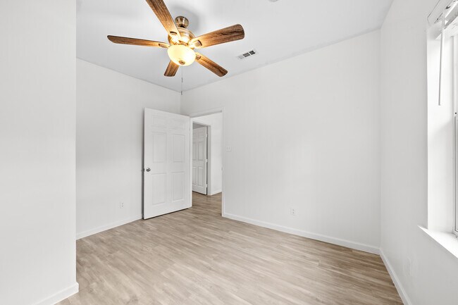 Foto del edificio - 301 Tatum Rd