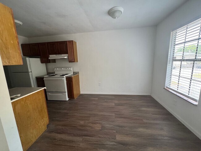 Building Photo - Spacious 2-Bedroom Duplex in Prime Gainesv...
