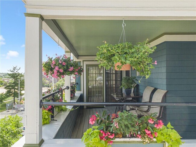 Building Photo - 559-561 Broadway