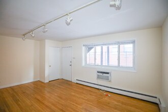 Building Photo - 945 W Wellington Ave