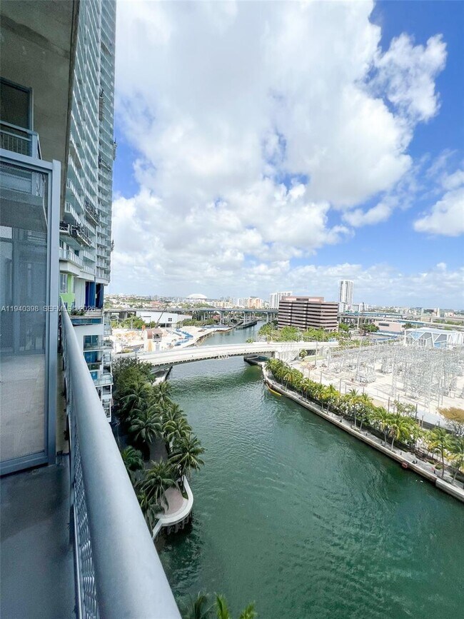 Foto del edificio - 690 SW 1st Ct