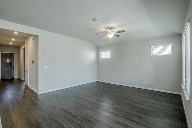 Foto del edificio - 213 Birkshire Dr